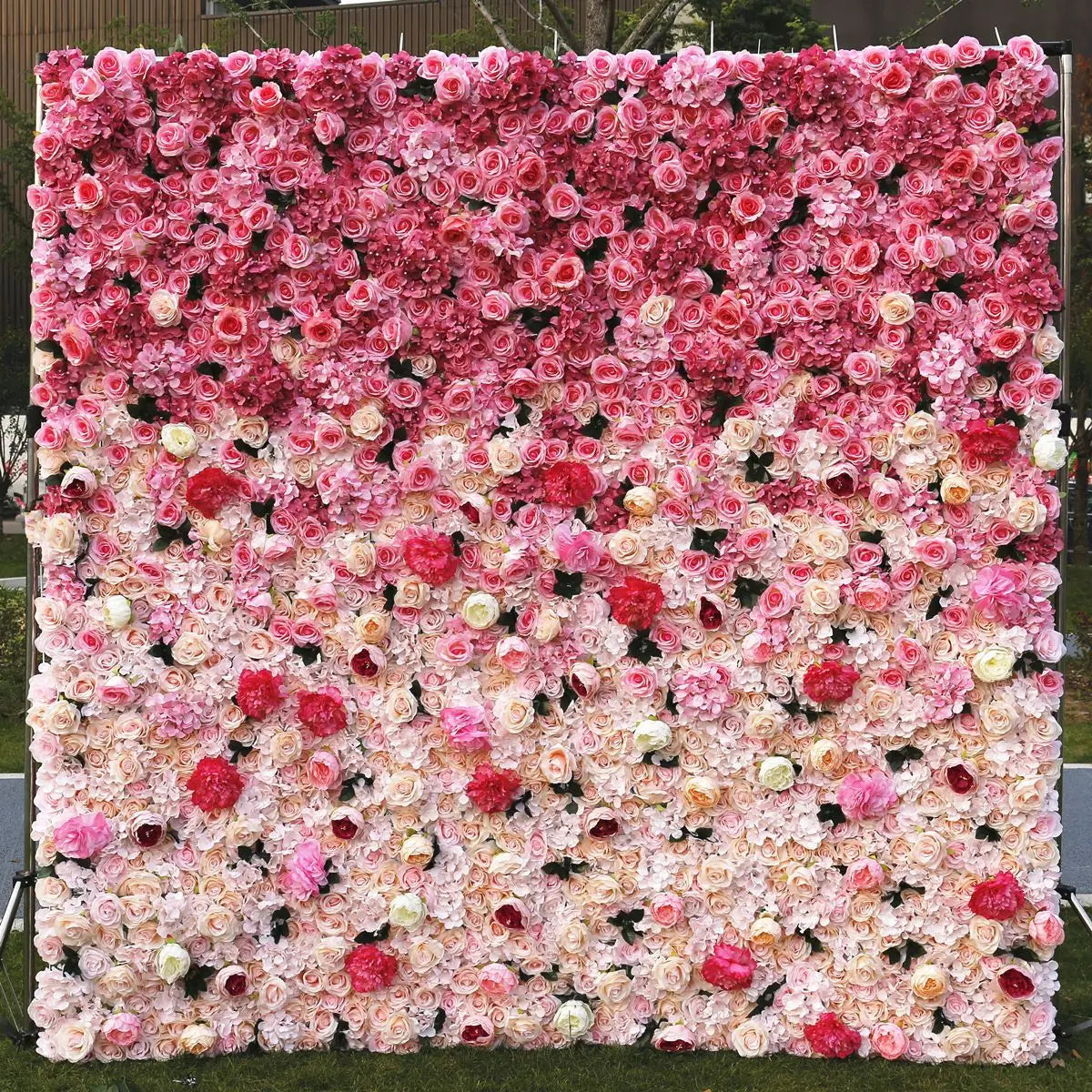 Éclat Romantique: Mur de Fleurs Roses Passion